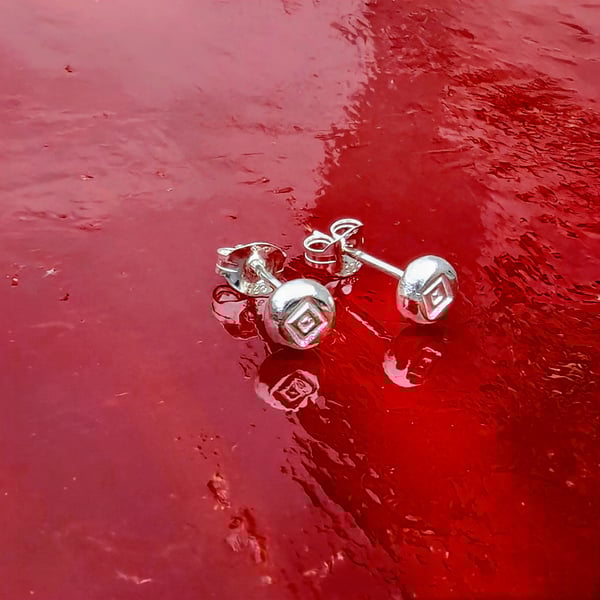 Diamond Symbol stud earrings: Sterling Silver