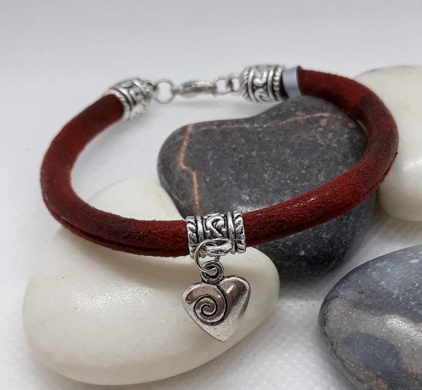 BR392 Antique leather look bracelet with heart