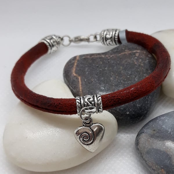 BR392 Antique leather look bracelet with heart