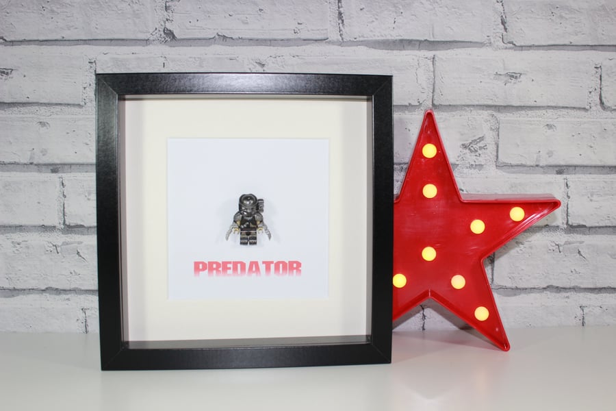PREDATOR - Framed custom minifigure - Awesome art work - 80s movie