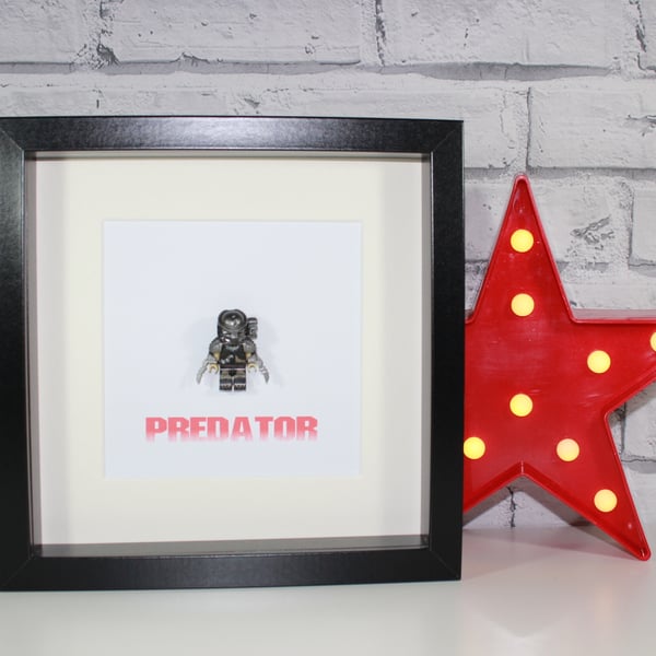 PREDATOR - Framed custom minifigure - Awesome art work - 80s movie