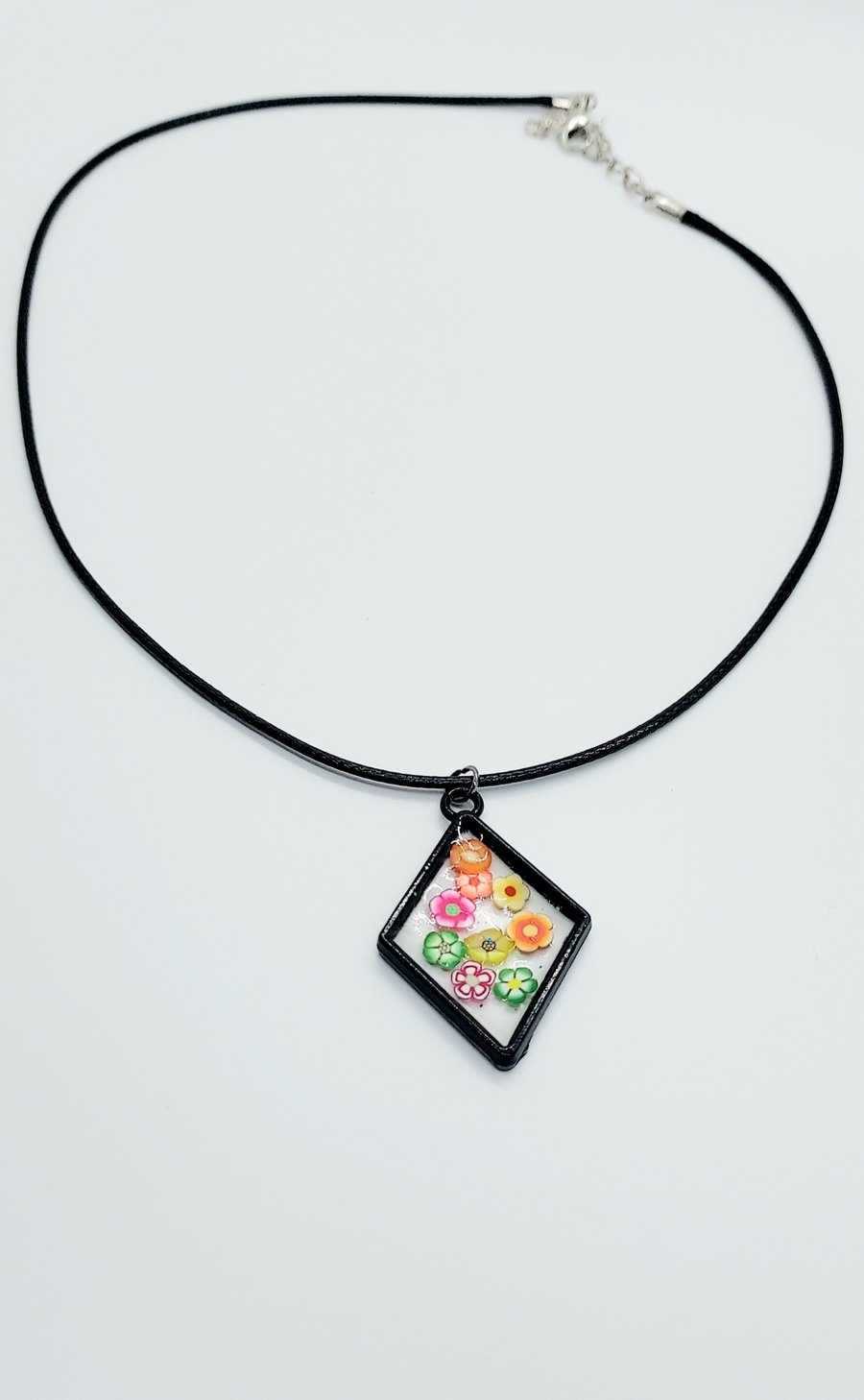 Resin pendant necklace with flower motif