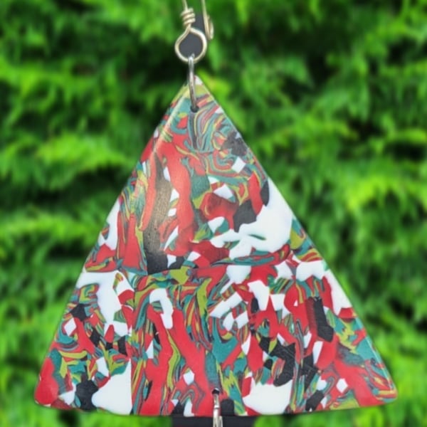 Marbled christmas tree decoration in green and red.