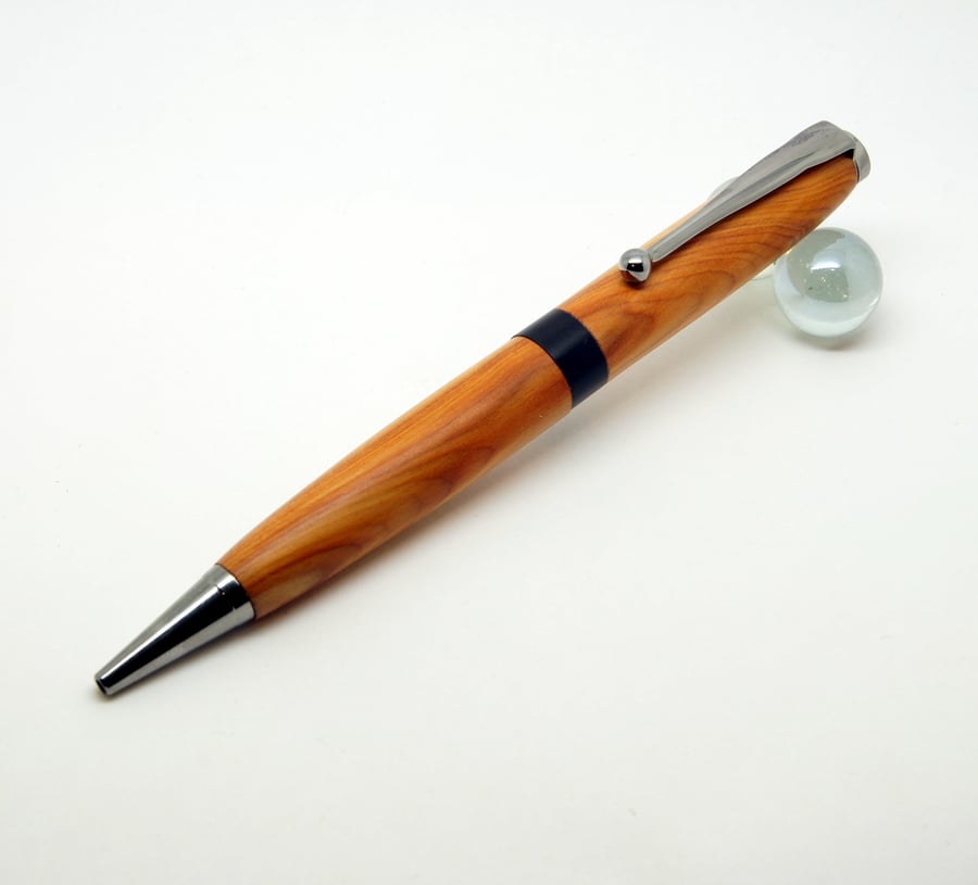 Centre twist ballpoint pen in English Yew with blackwood centre ring