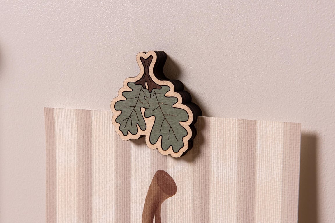 Oak Leaf Wall Magnet - For Holding Children's Artwork, Posters and Prints. 