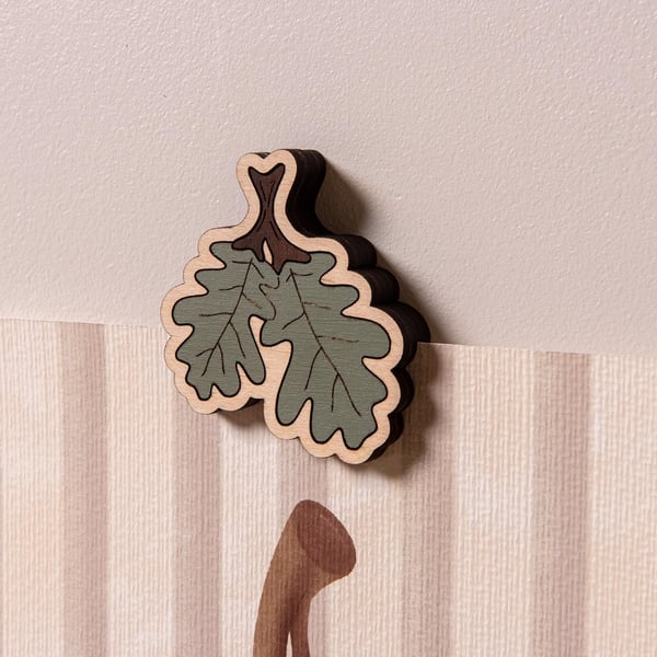 Oak Leaf Wall Magnet - For Holding Children's Artwork, Posters and Prints. 