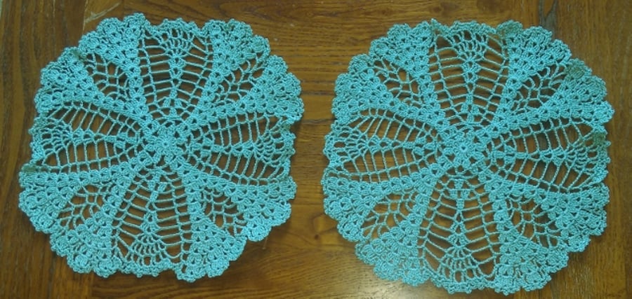 A PAIR OF GREEN DOILIES or TABLE CENTREPIECES - 22cm ACROSS - 100% COTTON 