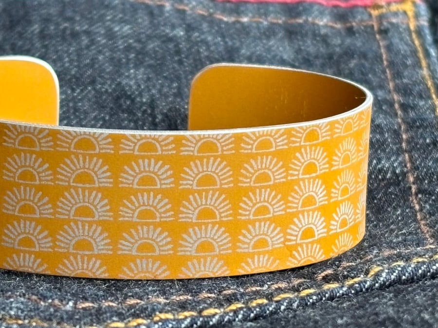 Geometric half sun pattern cuff bracelet yellow