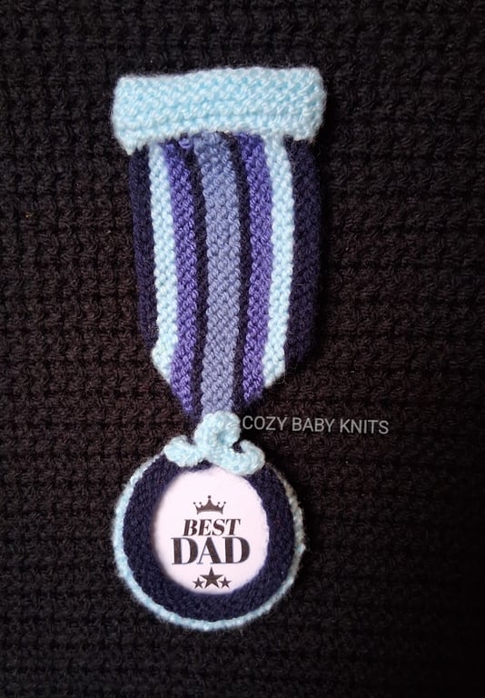 KNITTED AWARD MEDAL WITH REMOVABLE MESSAGE