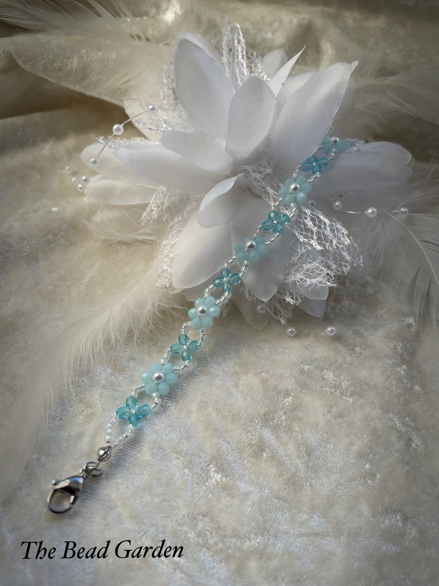 Pale blue little flower bracelet 