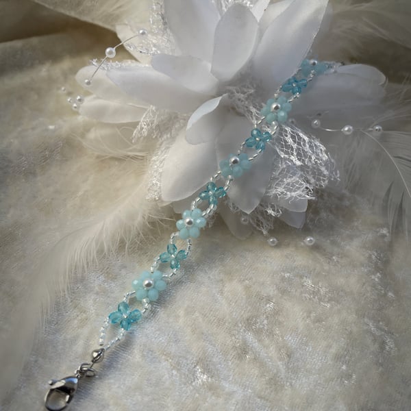 Pale blue little flower bracelet 