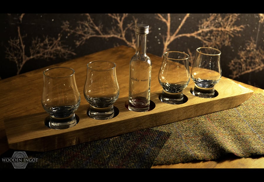 5-hole Oak whisky tasting board with choice of drinking set