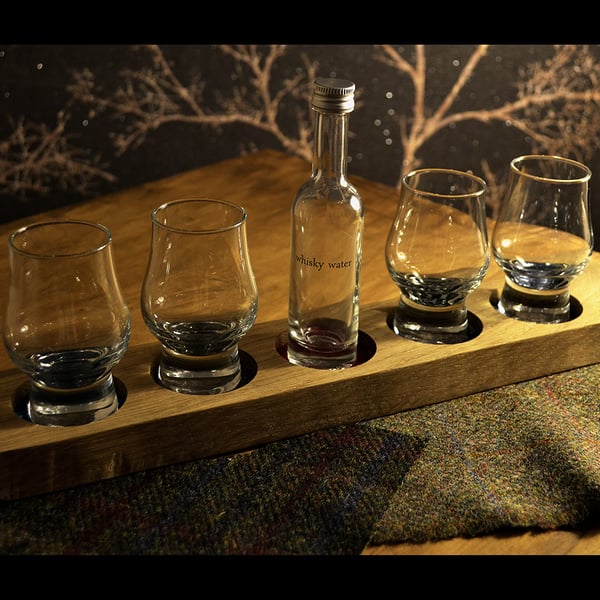 5-hole Oak whisky tasting board with choice of drinking set