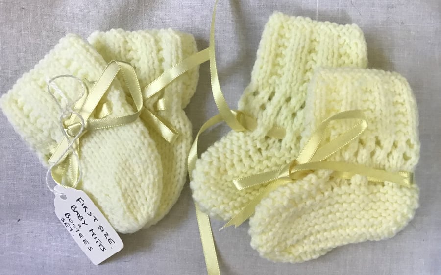 Hand knitted Set of Baby Bootees & Mitts, First Size 0-3 months 