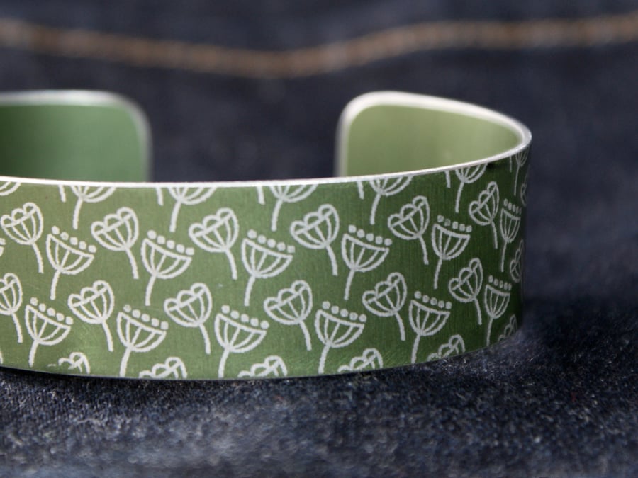 Khaki aluminium cuff with seed head pattern