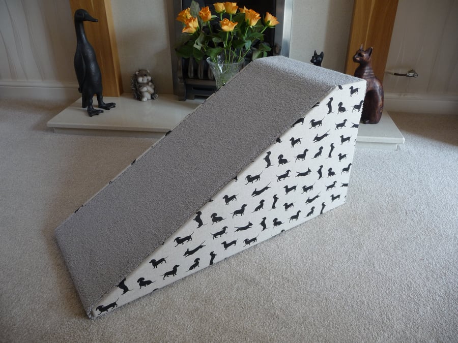 32cm H. x 65cm L. Daxie Ramp,Black Dachshunds on Lovely Linen Fabric, Light Grey