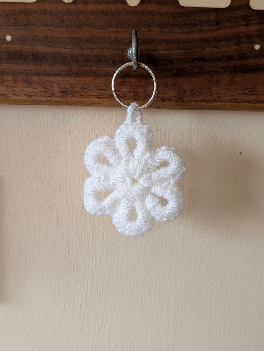 Crochet flower keyring - bagcharm - white