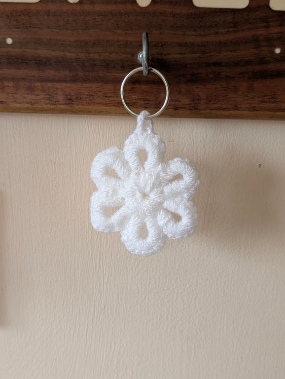 Crochet flower keyring - bagcharm - white