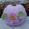 Daisy tea cosy - hand knitted, to fit a large teapot