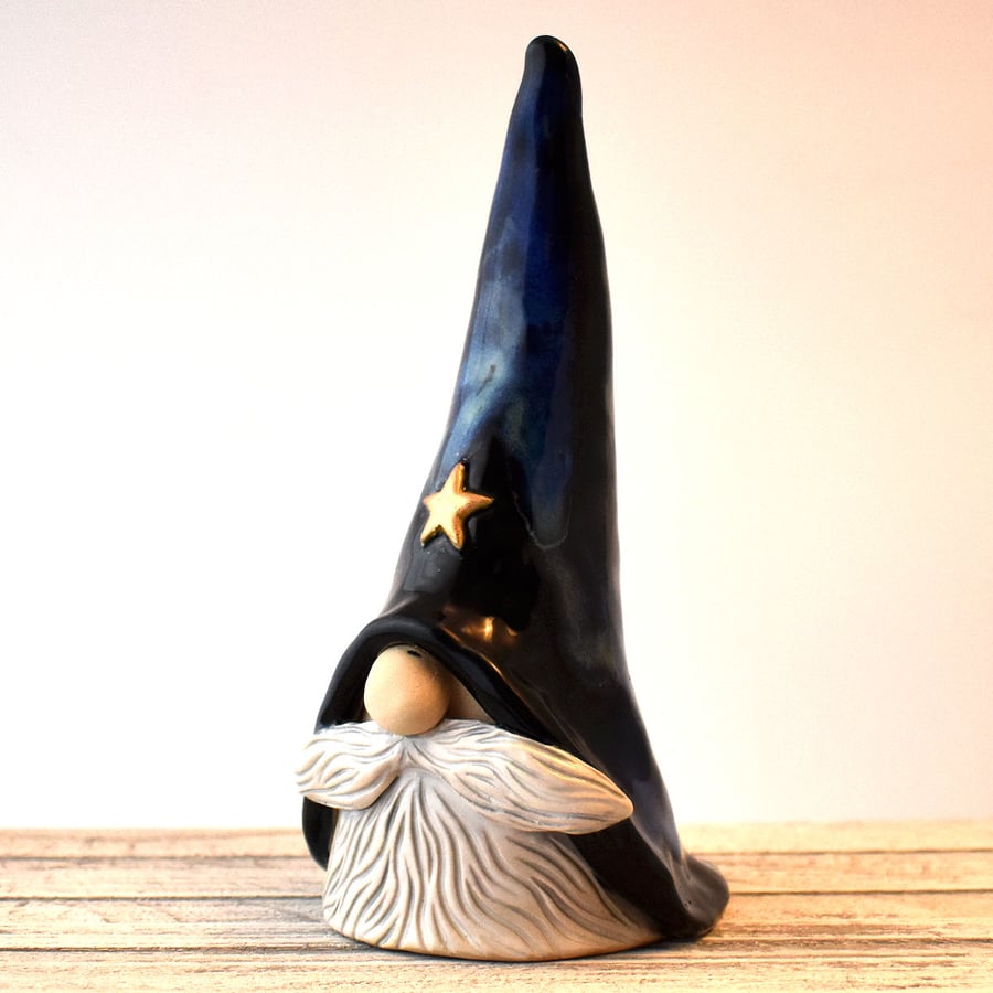A372 - Ceramic Stoneware Wizard (UK postage included)