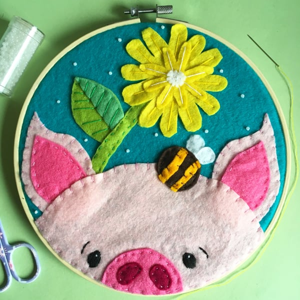Piggy and bee, wall hanging, embroidery hoop illustration 