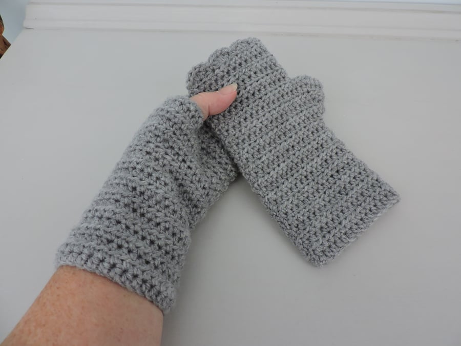 Crochet Fingerless Mittens in Pale Grey with Wavy Edge Top 