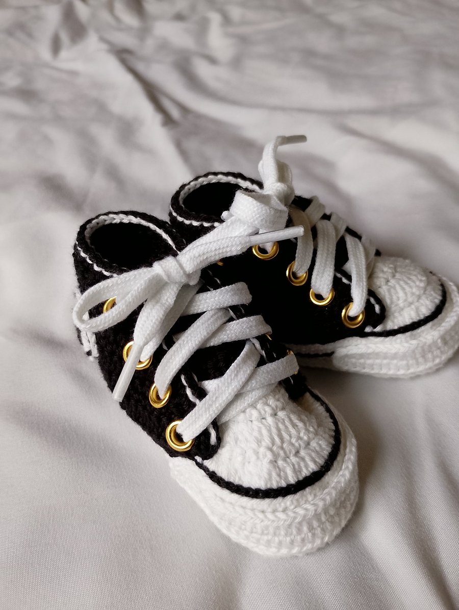 Baby High Top Shoes in black 3-6 months 