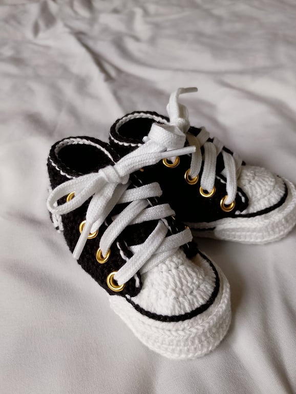 Baby High Top Shoes in black 3-6 months 