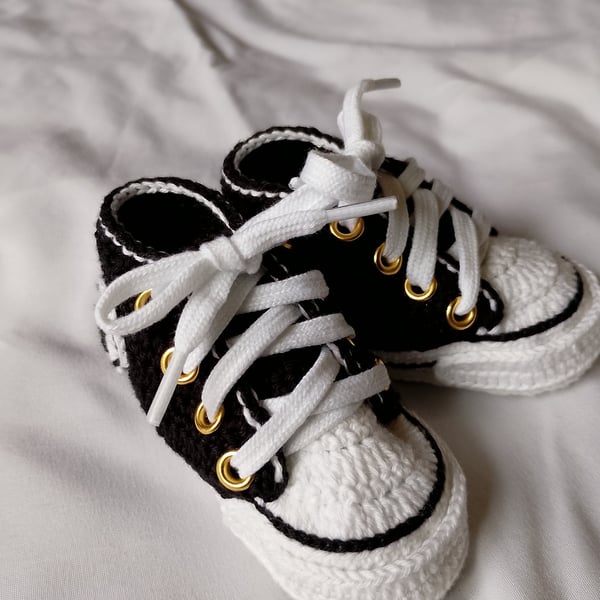 Baby High Top Shoes in black 3-6 months 