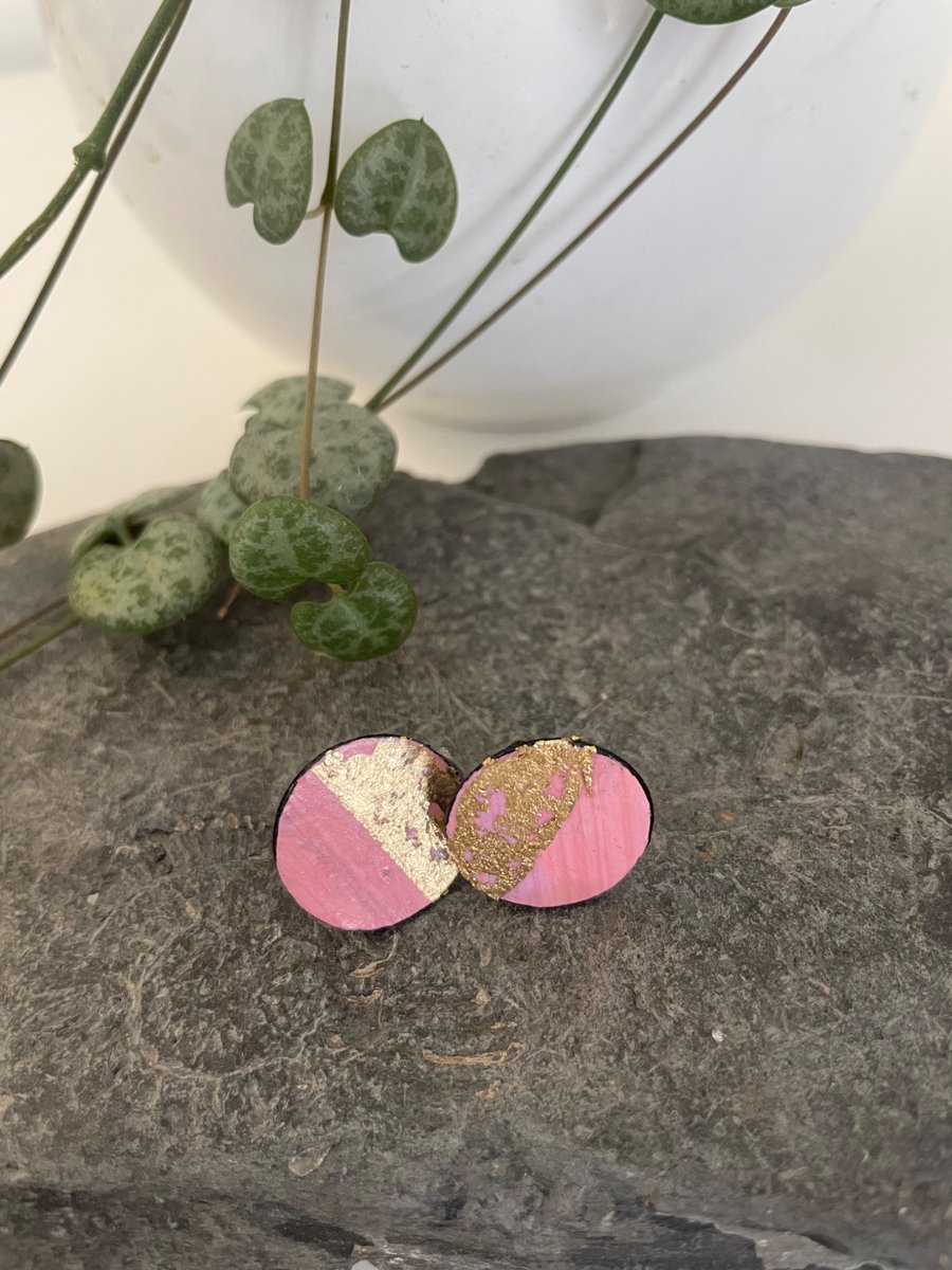 Stud earrings in pink and gold