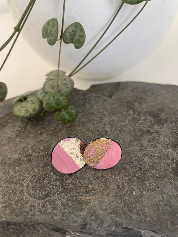 Stud earrings in pink and gold