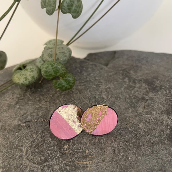 Stud earrings in pink and gold