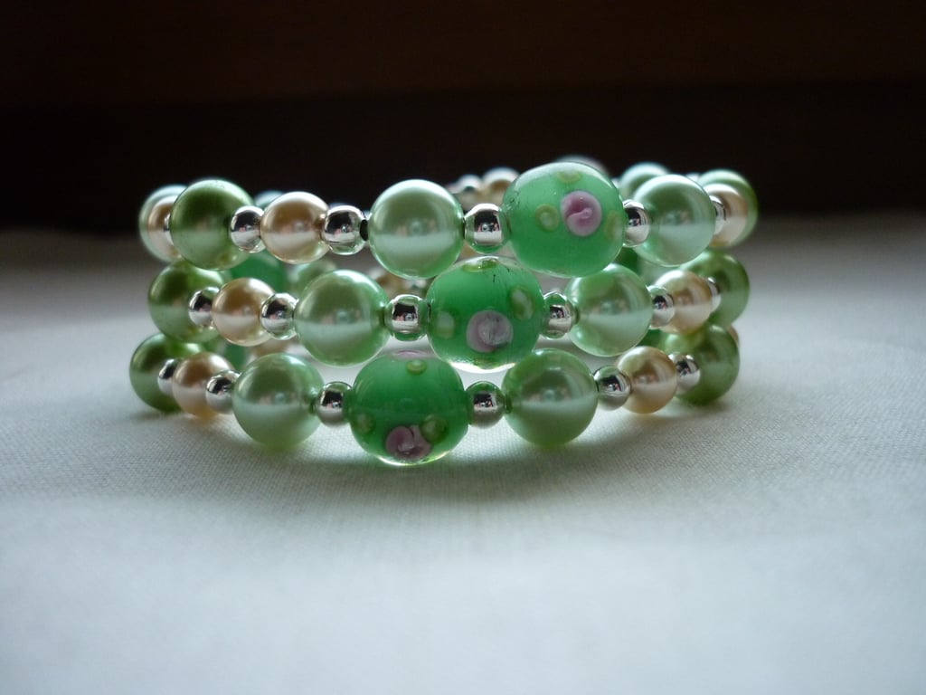SHADES OF GREENS AND CREAM LAMPWORK BEAD BRACELET.  575