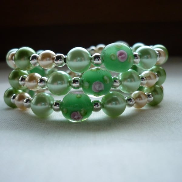 SHADES OF GREENS AND CREAM LAMPWORK BEAD BRACELET.  575