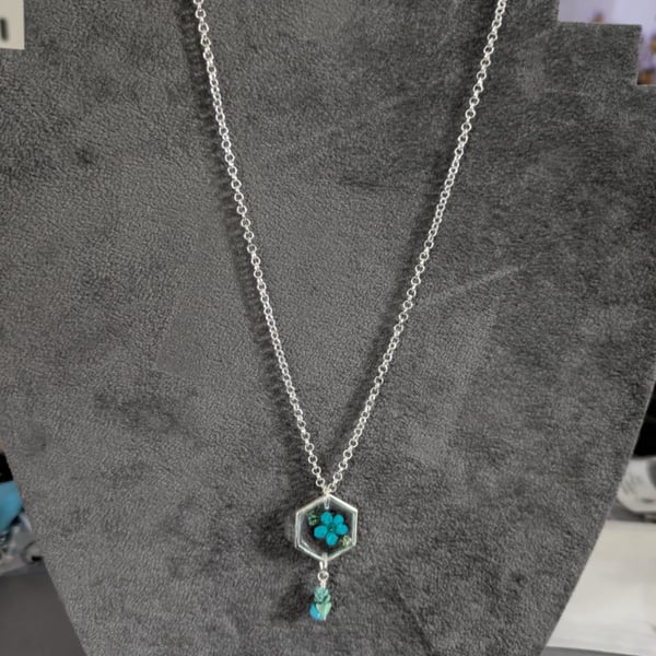 Flower resin pendant, Turquoise Pendant