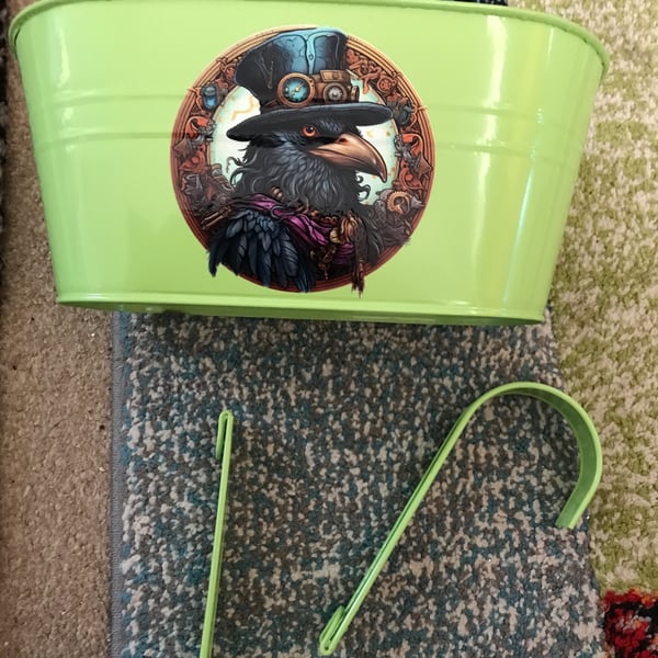 Green fence planter with crow 