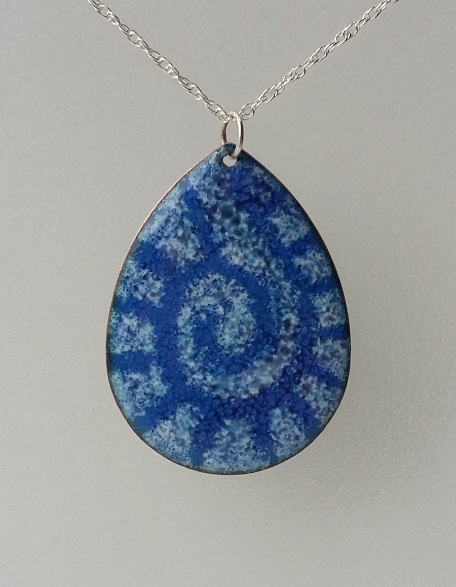 Teardrop pendant with ammonite design 176