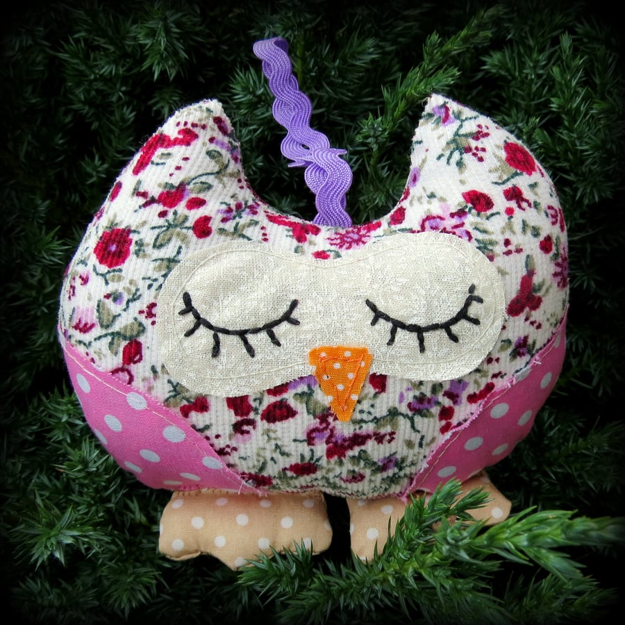 A snoozy owl to hang from a window or cupboard.