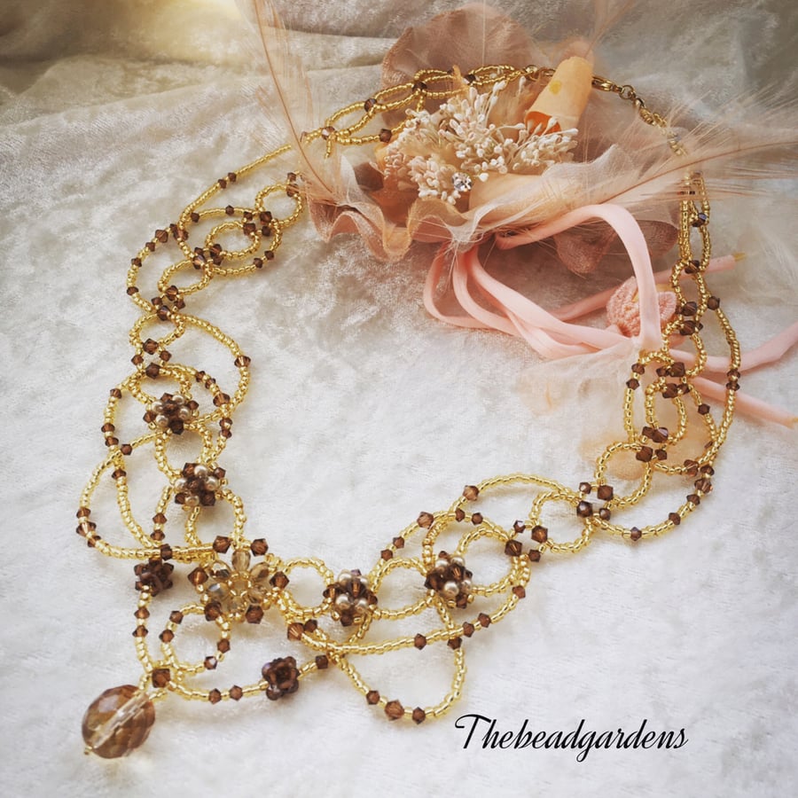 Golden party necklace 