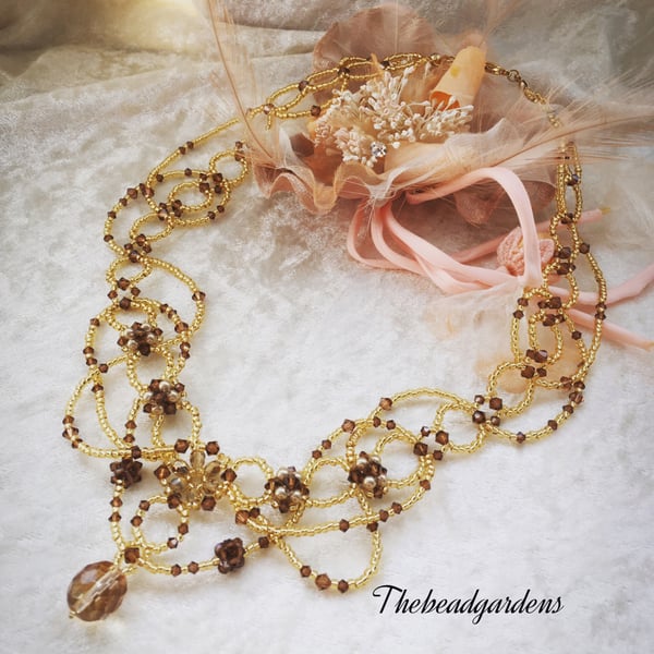 Golden party necklace 