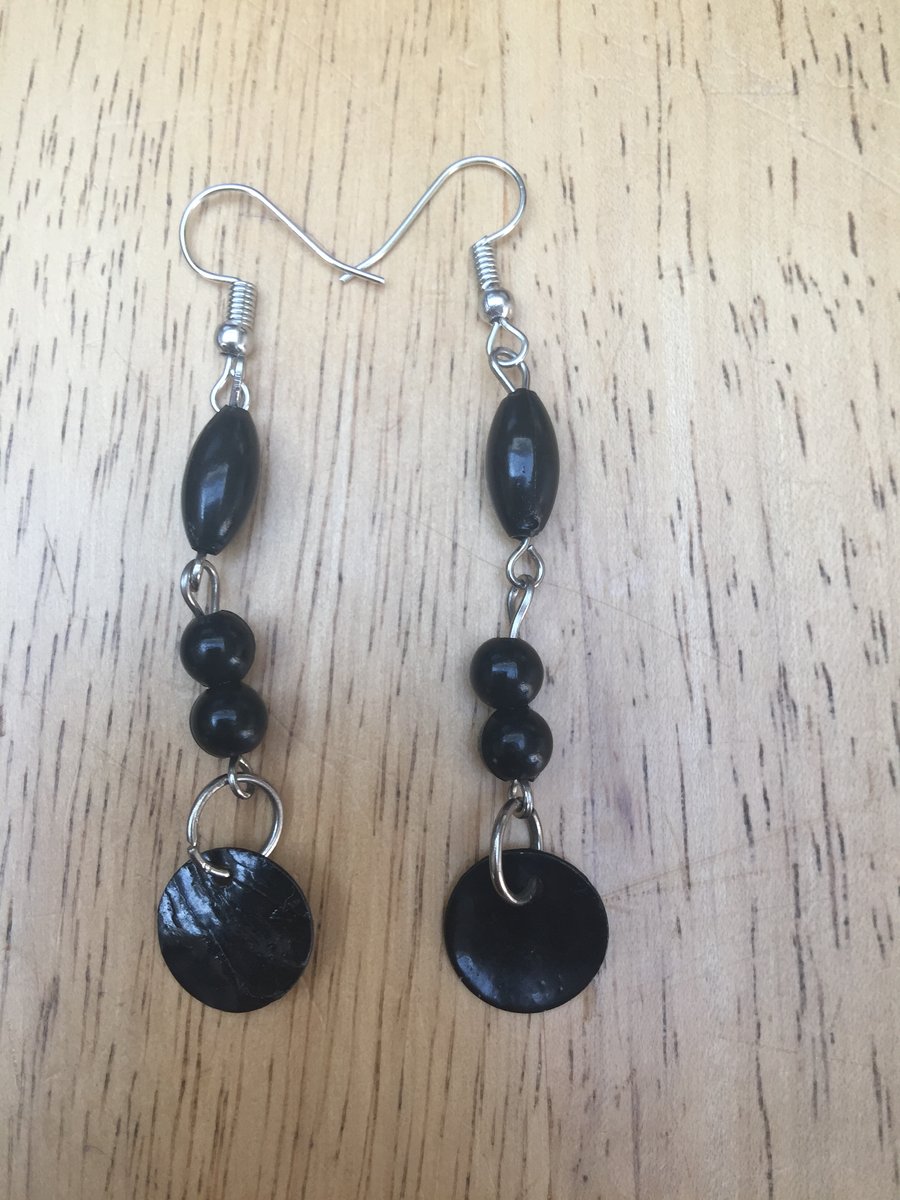 Bead and shell black dangle earrings