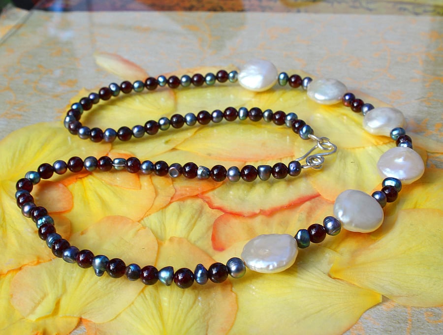 Pearl necklace with garnets - Freshwater pearls and gemstones - Silver Hooks