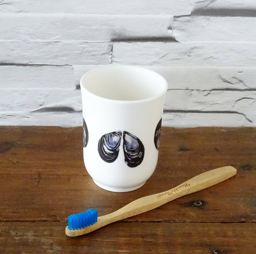 Toothbrush holder, mussel design, white ceramic, make-up brush, pencil pot