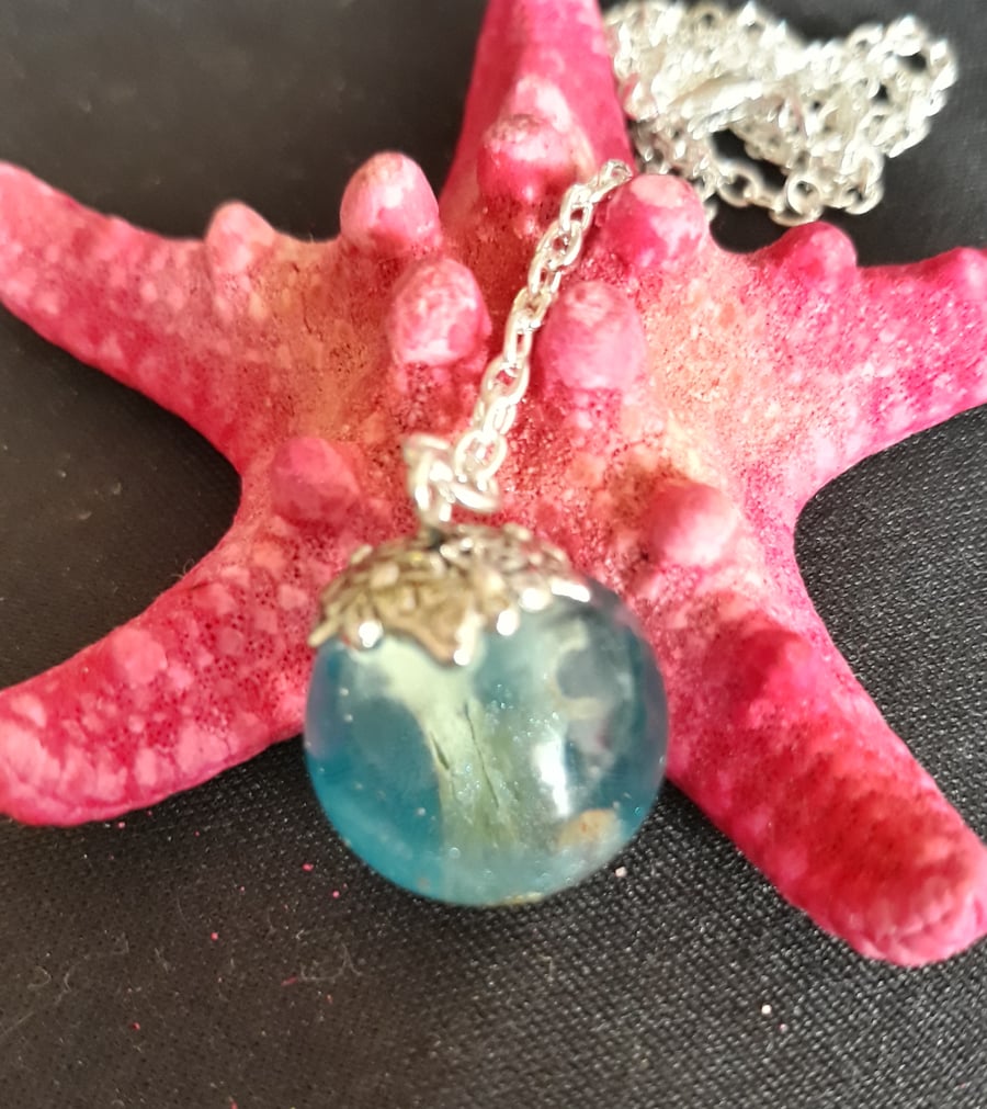 R4. Seaside theme resin globe necklace