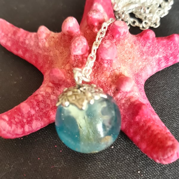 R4. Seaside theme resin globe necklace