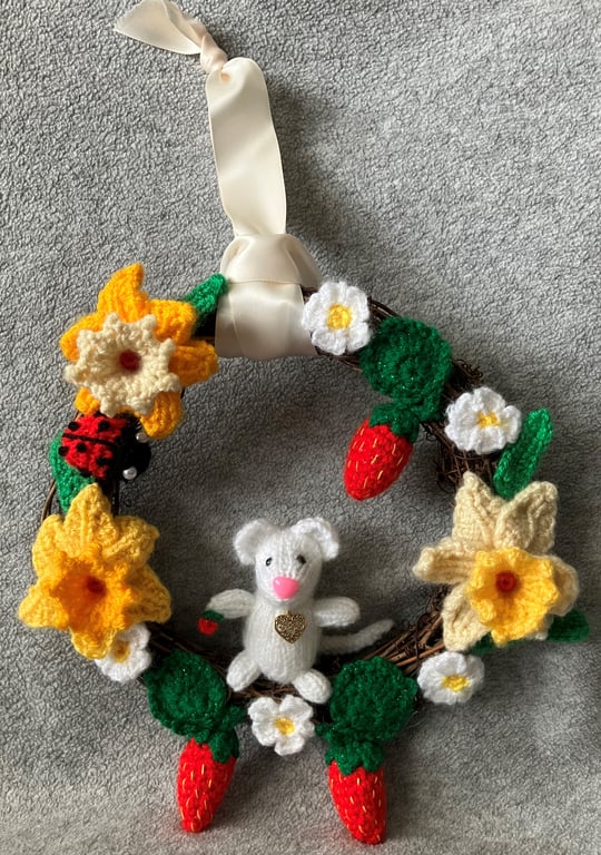 Wreath White Mouse in Spring and Summer design