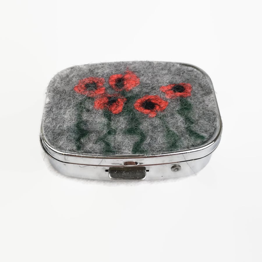 Rectangular pill box with felted insert, 5 poppies