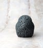 'Ignis', a black porcelain crow idol. - Image 8