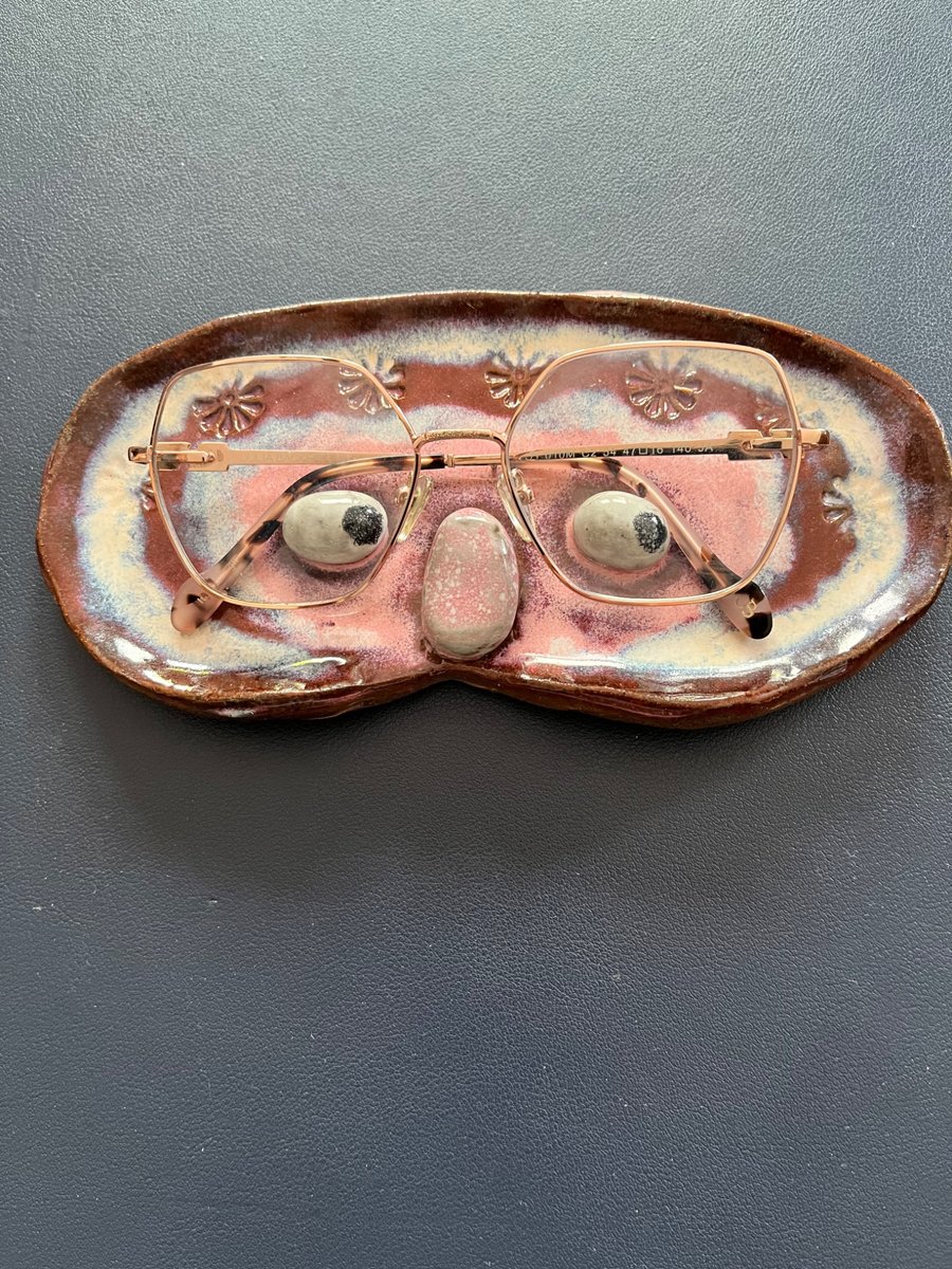 Quirky 'peeper keeper' for holding spectacles