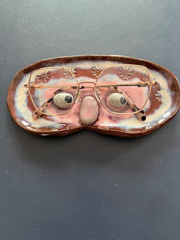 Quirky 'peeper keeper' for holding spectacles